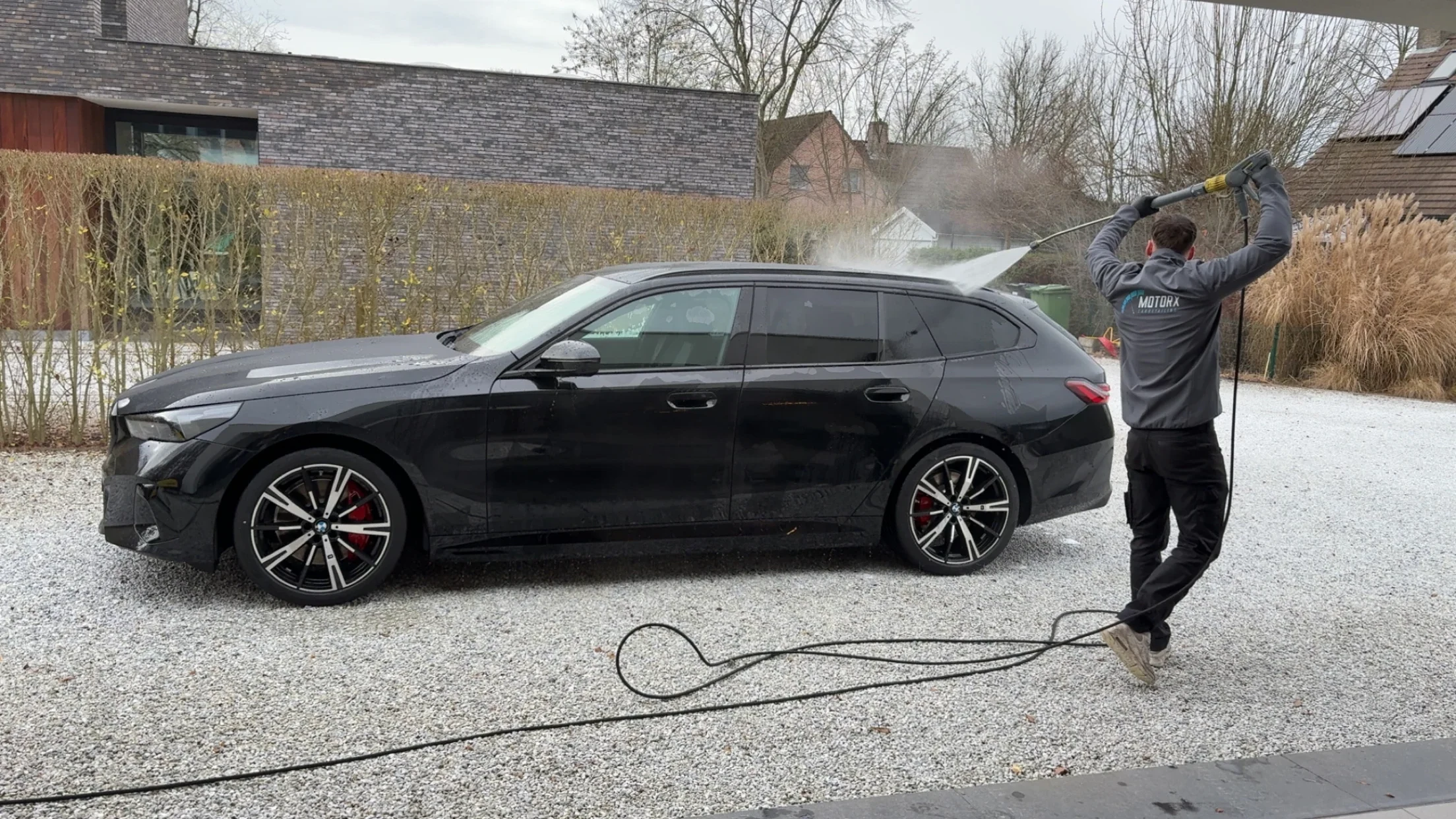 Jayro van MotorX aan het werk op een BMW